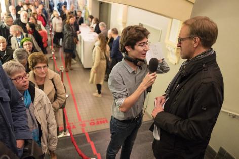 Net voor de officiële voorstelling van het jubileumboek 'Uit de ivoren toren' van Gita Deneckere op 8 oktober 2017 interviewt masterstudent Geschiedenis Elias Degruyter voor Urgent.fm de kersverse rector Rik Van de Walle (© UGent, collectie Beeldbank).