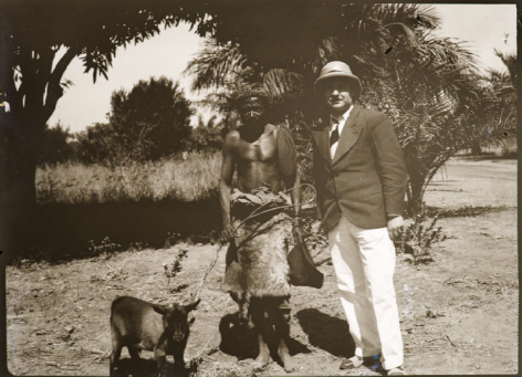 Luba-specialist Amaat Burssens in 1937, poserend naast een inlandse man tijdens zijn tweede expeditiereis naar Congo (Collectie Universiteitsbibliotheek UGent, BIB.GLAS.008222).