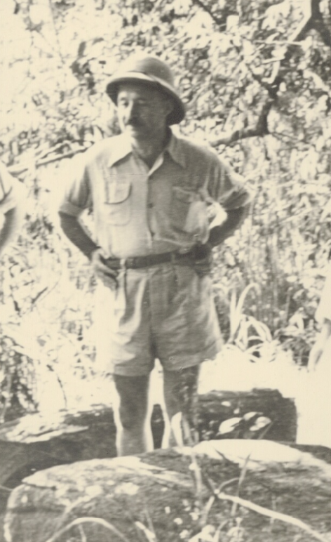 Taalkundige en Luba-specialist Amaat Burssens (1897-1983), grondlegger van de Afrikanistiek aan de UGent, in 1958 tijdens een Congoreis (Collectie Universiteitsbibliotheek UGent, uit Burssens, 'Dagboek vijfde en zesde Kongoreis', 1957-58. BHSL.HS.416).
