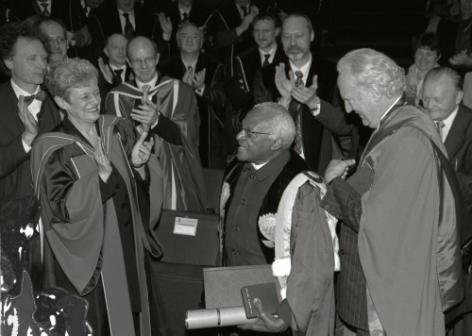 Aartsbisschop Desmond Tutu (midden) krijgt in 2005 een eredoctoraat van de UGent voor zijn rol in de Zuid-Afrikaanse Waarheids- en Verzoeningscommissie (foto Hilde Christiaens, collectie Universiteitsarchief UGent, E02_2005_057a)