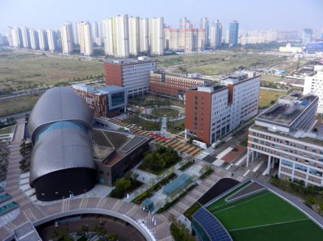 Op de voorgrond de Ghent University Global Campus in Zuid-Korea op 1 september 2016, bij de start van het derde academiejaar (© UGent, foto Tineke De Backer, collectie Beeldbank).