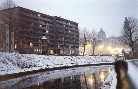 Home Heymans wordt in 1973 aan de Isabellakaai opgetrokken en voorziet een honderdtal flats voor getrouwde koppels en een kindercrèche op het gelijkvloers (© UGent, collectie Beeldbank).