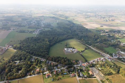 Het Proefbos in Gontrode is 28 hectare groot. Op de voorgrond de gebouwen van het Laboratorium voor Bosbouw, in het midden het bos met de meettoren en bovenaan de spoorlijn die het bos in twee deelt. (Collectie ForNaLab,  © www.Globalview.be)
