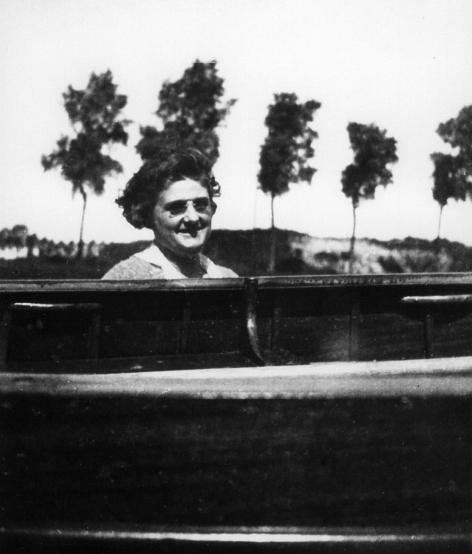 Simone Bergmans op de piano ca. 1920. © Universiteitsarchief Gent