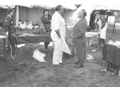 Forensisch geneeskundige Jacques Timperman (in witte schort) aan het werk na de vliegtuigcrash in Aarsele van 1971 waarbij alle 63 passagiers het leven lieten (© vakgroep Gerechtelijke Geneeskunde UGent).
