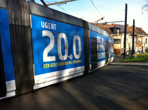 Deze tram 4 verspreid de verjaardagsboodschap van de UGent in de stad. "Stap op richting toekomst." Gespot op 21 maart 2017 in Ledeberg.