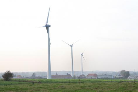 Drie windturbines van SPA-Luminus op de gronden van de Proefhoeve van de UGent leveren stroom aan Campus Ardoye in Zwijnaarde. (© UGent, foto Hilde Christiaens, collectie Beeldbank)