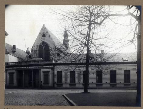 Ingang van de Baudeloobibliotheek, begin 20ste eeuw (Collectie Universiteitsbibliotheek, © UGent).