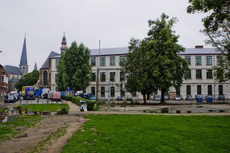 Op de plaats van de oude Baudelootuin is anno 2010 een park. Links de Bibliotheekstraat en de Sint-Jacobskerk, daarnaast de Baudelooabdij, centraal de schoolgebouwen van Kunsthumaniora Ottogracht (Collectie UGentMemorie, © UGent - foto Pieter Morlion).