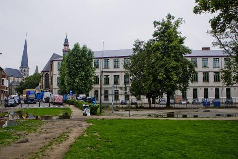 Op de plaats van de oude Baudelootuin is anno 2010 een park. Links de Bibliotheekstraat en de Sint-Jacobskerk, daarnaast de Baudelooabdij, centraal de schoolgebouwen van Kunsthumaniora Ottogracht (Collectie UGentMemorie, © UGent - foto Pieter Morlion).