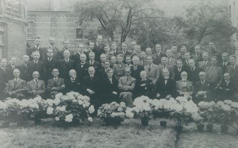 Groepsfoto van de hoogleraren en assistenten van de faculteit Geneeskunde na WO II. In het midden een collega die terugkeerde uit een concentratiekamp (Collectie Universiteitsarchief Gent). 