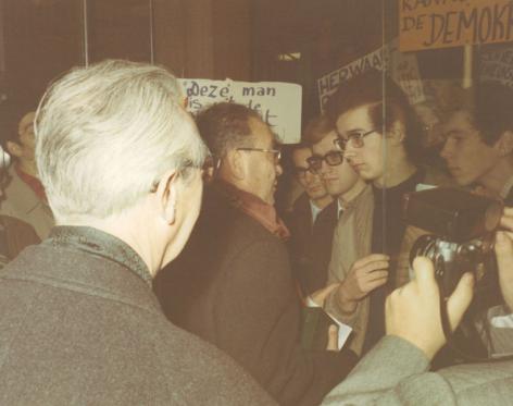 Minister Piet Vermeylen spreekt met protesterende studenten  bij de eerstesteenlegging van studentenhome August Vermeylen (Collectie Universiteitsarchief Gent - foto R. Masson).