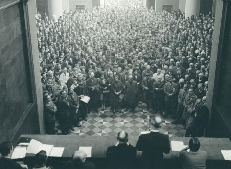 Protestvergadering tegen de Expansiewet in het peristylium van de Aula in 1965 (Collectie Universiteitsarchief Gent).