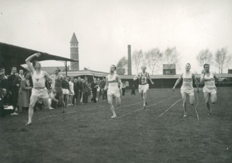 Deelnemers aan de 1500 meter tijdens een interuniversitaire sportontmoeting (Collectie Universiteitsarchief Gent - foto Albert Ritsaert)