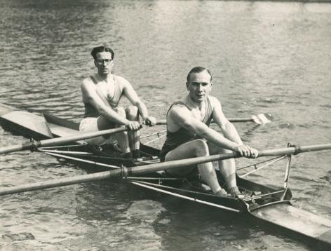 Roeiers (rechts Raymond Verstraeten) tijdens de &#039;Roeiwedstrijd voor Hoogescholen&#039; te Langerbrugge op het Kanaal Gent-Terneuzen (Collectie Universiteitsarchief Gent - foto Adolf Verbekt).