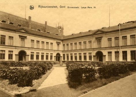 Postkaart uit 1937 met de binnentuin van de faculteit Rechtsgeleerdheid op de site Voldersstraat (Collectie Universiteitsarchief Gent).