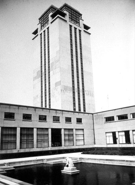 De Boekentoren vanop het binnenplein van de Universiteitsbibliotheek (Collectie Universiteitsarchief Gent, © UGent - foto Hilde Christiaens).