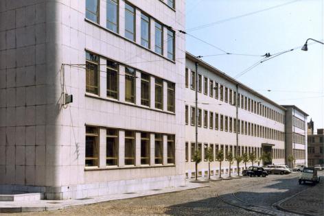 Hoofdvleugel van de faculteit Letteren en Wijsbegeerte (Blandijn), vlak na de ingebruikname begin jaren 1960 (Collectie Universiteitsarchief Gent).