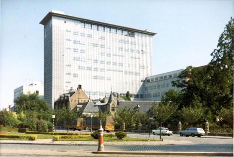 Campus Ledeganck met het gebouwencomplex uit de jaren 1960 en op de voorgrond het Botanisch Instituut uit 1903 (Collectie Universiteitsarchief Gent - foto R. Masson).