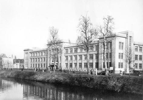 Voorgevel van de Rijkslandbouwhogeschool op de Coupure Links (Collectie Universiteitsarchief Gent).