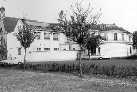 Het Anatomisch Instituut aan de Bijloke. Rechts de boog van het auditorium uit 1878 en links de latere aanbouw (Collectie Universiteitsarchief Gent).