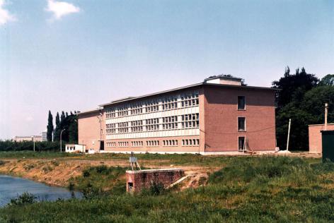 Instituut voor Nucleaire Wetenschappen in de Proeftuinstraat: reactorgebouw en laboratorium voor Kernchemie in het midden van de jaren 1960 (Collectie Universiteitsarchief Gent - foto R. Masson).