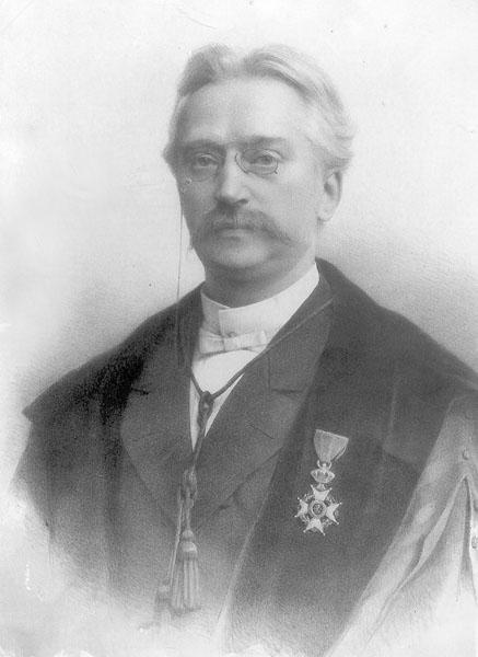 Victor Deneffe, oftamoloog en verzamelaar van geneeskundige instrumenten uit de Oudheid (Collectie Universiteitsarchief Gent).