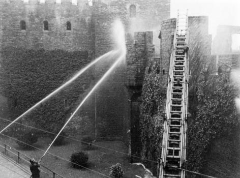 De Gentse brandweer probeert de studenten met waterslangen uit het Gravensteen te verdrijven in 1949 (Collectie Universiteitsarchief Gent).