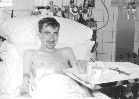 Aloïs Vereecken herstelt eind 1968 in het Academisch Ziekenhuis van de eerste succesvolle longtransplantatie. Hij zal 10 maanden na de operatie overlijden ten gevolge van chronische afstotingsverschijnselen (Collectie Universiteitsarchief Gent, W04_04001)