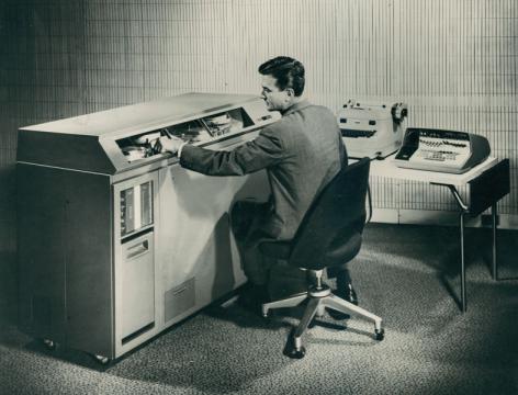 In 1959 verwerft de universiteit haar eerste computer. De elektronische rekenmachine IBM 610 wordt ondergebracht in het Rekenlaboratorium in het Plateaugebouw (Collectie Universiteitsarchief Gent).