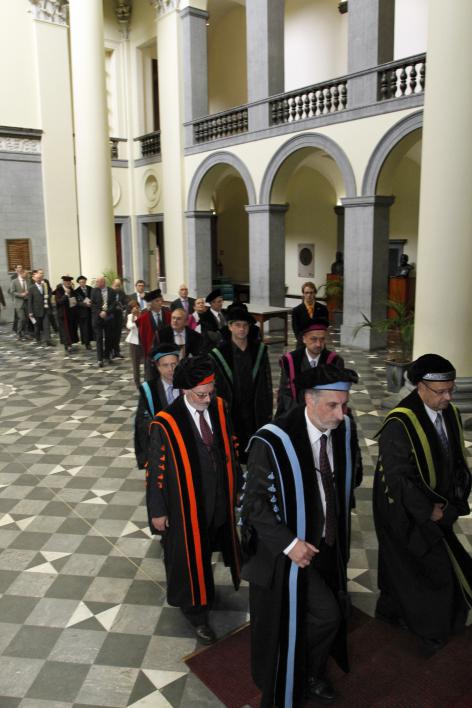 Bij de opening van het academiejaar is het traditie dat hoogleraren en hoogwaardigheidsbekleders in stoet de rotonde van de Aula betreden (Beeldbank afdeling Communicatie UGent, © UGent - foto Hilde Christiaens).