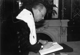 Rector André De Leenheer ondertekent het guldenboek op Dies Natalis 2004. Archief Universiteit Gent,