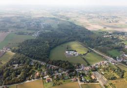 Het Proefbos in Gontrode is 28 hectare groot. Op de voorgrond de gebouwen van het Laboratorium voor Bosbouw, in het midden het bos met de meettoren en bovenaan de spoorlijn die het bos in twee deelt. (Collectie ForNaLab,  © www.Globalview.be)