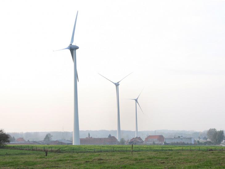 Drie windturbines van SPA-Luminus op de gronden van de Proefhoeve van de UGent leveren stroom aan Campus Ardoye in Zwijnaarde. (© UGent, foto Hilde Christiaens, collectie Beeldbank)