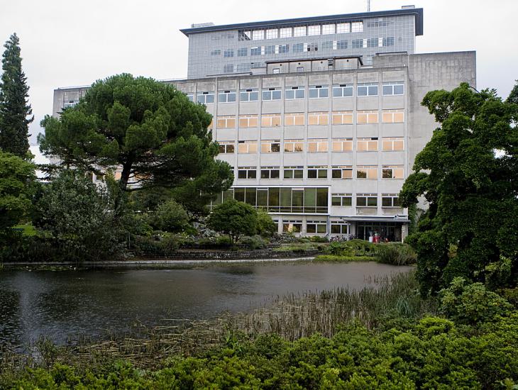 Campus Ledeganck in 2010, met de vijver van de Plantentuin en de gebouwen uit de jaren 1970 (Collectie UGentMemorie, © UGent - foto Pieter Morlion).