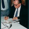 Auteur Guy Schrans signeert exemplaren van zijn boek "Vrijmetselaars te Gent in de XVIIIe eeuw", 8 december 1997 (Collectie Liberaal Archief/Liberas)