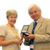 Rector Anne De Paepe reikt in België een erkentelijkheidsmedaille uit aan ererector Le Quang Minh van de Can Tho University in oktober 2015, een partneruniversiteit sinds meer dan 30 jaar (© UGent, foto Hilde Christiaens, collectie Beeldbank).