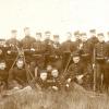 De étudiants-soldats van de Universiteit Gent aan de vooravond van de Eerste Wereldoorlog in 1913, het jaar dat de algemene dienstplicht in België wordt ingevoerd (© Universiteitsarchief Gent, AlbumI_12).