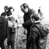 Marcel Van Miegroet plant onder persbelangstelling een boom op het weiland naast het Aelmoeseneiebos op 21 maart 1970. (Collectie ForNaLab)