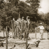 Linguïst en Afrikanist Amaat Burssens naast een jagersgraf in Zuidoost Congo in 1937. Hij ligt aan de basis van de opleiding Afrikanistiek aan de UGent (Collectie Universiteitsbibliotheek UGent, BIB.GLAS.008342).