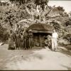 Taalkundige Amaat Burssens tijdens zijn tweede expeditiereis naar Belgisch Congo in 1937. Hij bouwt vanaf 1958 de richting Afrikanistiek aan de Gentse universiteit uit (Collectie Universiteitsbibliotheek Gent, BIB-GLAS-008449_2016_0001_AC).