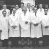 Groepsfoto van geneesheren van het Academisch Ziekenhuis Gent, Fritz Derom, 4de van links vooraan en Emile Derom, 5de van links vooraan. Universiteitsarchief Gent, FA_135_050, sd.