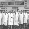 Groepsfoto van geneesheren van het Academisch Ziekenhuis Gent. Fritz Derom, 7de van links en Emile Derom, 8ste van links, universiteitsarchief Gent, FA_135_051, sd