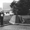 Landbouwingenieur Marcel De Boodt eind september 1989 bij de eerstesteenlegging van het centrum voor Eremologie en de opening van het eerste academiejaar postgraduaat in de Eremologie (Collectie Universiteitsarchief Gent, E08_1989_007).