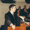 Guido Persoone spreekt de laudatio uit voor documentairemaker Jacques Cousteau bij diens eredoctoraat in 1983. (©UGent, collectie Universiteitsarchief, FA_051_009)