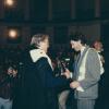 Rector Leon De Meyer (l.) geeft Bob Geldof (r.), bezieler van Live Aid, begin september 1986 een eredoctoraat van de Universiteit Gent voor zijn inspanningen voor ontwikkelingssamenwerking (© R. Masson, collectie Universiteitsarchief, FA_062_006)