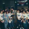 Eredoctor Bob Geldof poseert in 1986 met studenten van een middelbare school nadat hij een eredoctoraat van de Universiteit Gent kreeg voor zijn humanitaire verdiensten (© R. Masson, collectie Universiteitsarchief, FA_062_013).