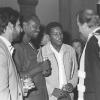 Prins Albert (r) ontvangt in oktober 88 een eredoctoraat tijdens de viering voor 25 jaar ITC for Post-Graduate Soil Scientists en ontmoet na de viering enkele buitenlandse studenten (©UGent, foto H. Christiaens, collectie Universiteitsarchief, FA_071_029)