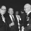 Afsluitende na de oprichting van het Internationaal Centrum voor Eremologie op 26 september 1991. V.l.n.r. Marc Van Montagu, eredoctor Norbert von Kunitzki en Marcel De Boodt. (©UGent, foto Hilde Christiaens, collectie Universiteitsarchief, FA_080_019)