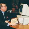 Maurice Dorikens, directeur van het Museum voor de Geschiedenis van de Wetenschappen, op de stand van de UGent op de technologiebeurs Flanders Technology International in april 1999 (© Universiteitsarchief UGent, foto Hilde Christiaens, FA_104_042).